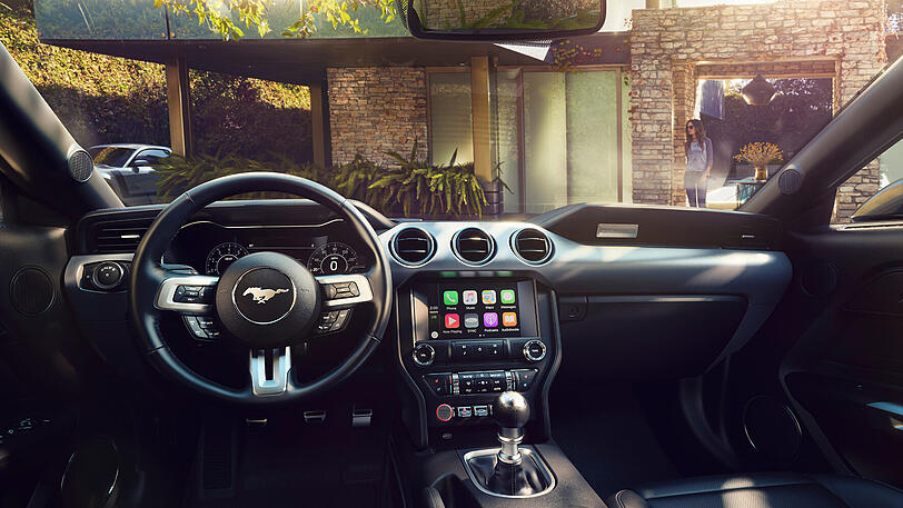 Ford bietet beim 2017er Mustang einen neuen 12-Zoll-LCD-Bildschirm, für den drei unterschiedliche Ansichten ausgewählt werden können.