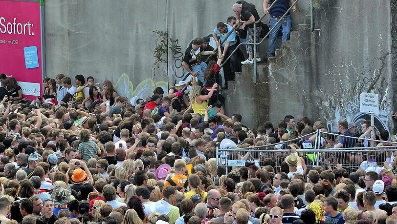 Am 24.07.2010 kam es bei der Loveparade zu einer verheerenden Massenpanik. Am 24.07.2010 kam es bei der Loveparade zu einer verheerenden Massenpanik.