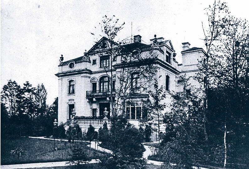 Eine Million Goldmark! Diese fast etwas unheimlich wirkende Villa an der Maria-Theresia-Straße 32 war lange die teuerste in ganz Bogenhausen. Erbauen ließ sie von 1899 bis 1901...