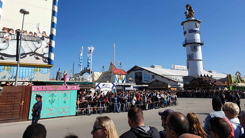 Die Wiesn-Besucher warten auf den Einzug der Wirte.