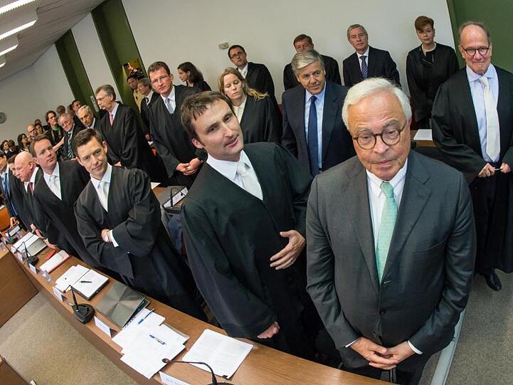 Die Rechtsanwälte und Angeklagten um den Co-Chef der Deutschen Bank, Jürgen Fitschen (hinterste Reihe 2.v.r.) im April 2015 zu Beginn des Strafprozesses gegen ihn und weitere Ex-Manager der Bank.