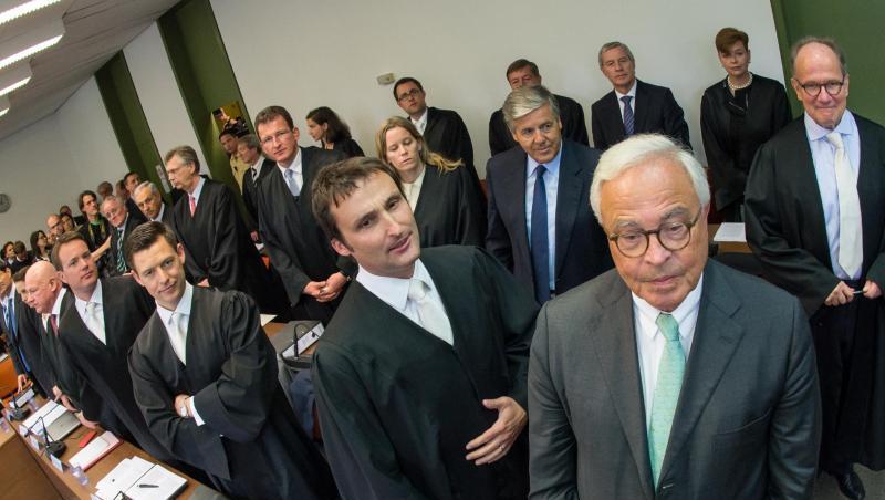 Die Rechtsanwälte und Angeklagten um den Co-Chef der Deutschen Bank, Jürgen Fitschen (hinterste Reihe 2.v.r.) im April 2015 zu Beginn des Strafprozesses gegen ihn und weitere Ex-Manager der Bank.