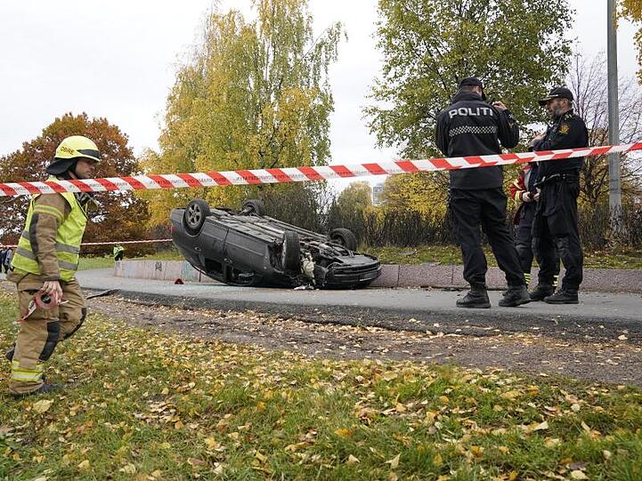 Ein PKW liegt auf dem Dach, nachdem er dem Krankenwagen ausweichen musste.