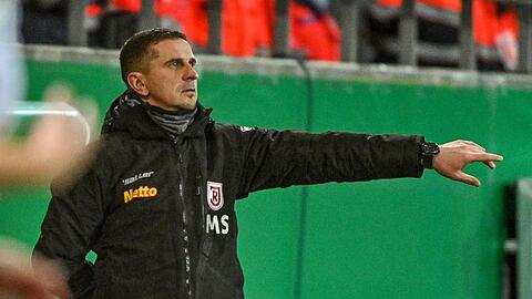 Trainer Mersad Selimbegovic glaubt an die Chance von Jahn Regensburgs im Pokal gegen Werder Bremen.