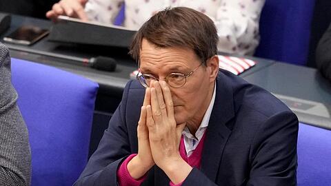 Karl Lauterbach (SPD), Gesundheitsexperte, nimmt an der Sitzung des Bundestags teil. (Archivbild).