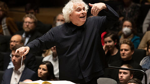 Simon Rattle dirigiert das Symphonieorchester des Bayerischen Rundfunks.