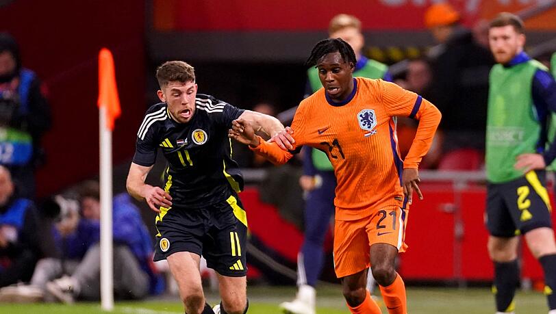 Jeremie Frimpong (r) stand in der Startelf der Niederländer gegen Schottland.