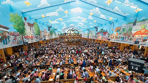 Wiesntische sind begehrt - und werden immer wieder zu &uuml;berh&ouml;hten Preisen auf dem Graumarkt angeboten. (Archivbild)