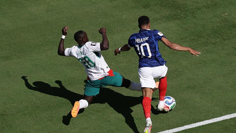 Sadio Man&eacute; (l) bringt Kylian Mbapp&eacute; zu Fall - doch Elfmeter gab es nicht.