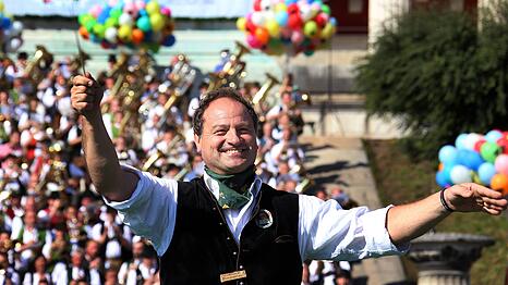 Seit vielen Jahren eng mit der Wiesn verbunden: Pfarrer Rainer Maria Schie&szlig;ler, hier auf der Wiesn 2016, zapft heuer an.