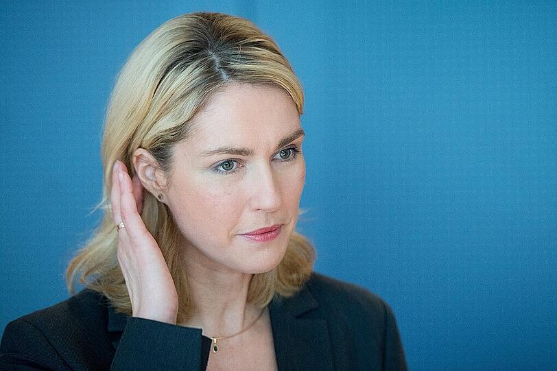 Familienministerin Manuela Schwesig (SPD): Die 39-jährige SPD-Frau ist das Küken der Runde. Sie sucht noch ihren Platz: Mit ihrem ersten Vorstoß für eine &ndash; staatlich geförderte &ndash; Elternteilzeit hat sie sich eine blutige Nase geholt. Jetzt hat sie einen zweiten Vorstoß gestartet: mit dem Elterngeld Plus, das Teilzeit besonders honoriert. Und diesmal wird es wohl klappen. Sie lernt aus Fehlern. Wenn sie sich warmläuft, kann mehr drin sein.