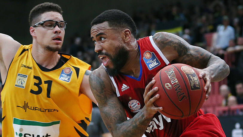 Bayern-Spieler Bryce Taylor (rechts) setzt sich gegen den Tübinger Isaiah Philmore durch.