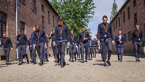 Die deutsche U21-Nationalelf besuchte am Donnerstag die Holocaust-Gedenkstätte Auschwitz-Birkenau in Polen. Einen Tag vor EM-Start gedachte die gesamte Mannschaft in dem früheren Konzentrationslager der Opfer des Nationalsozialismus.