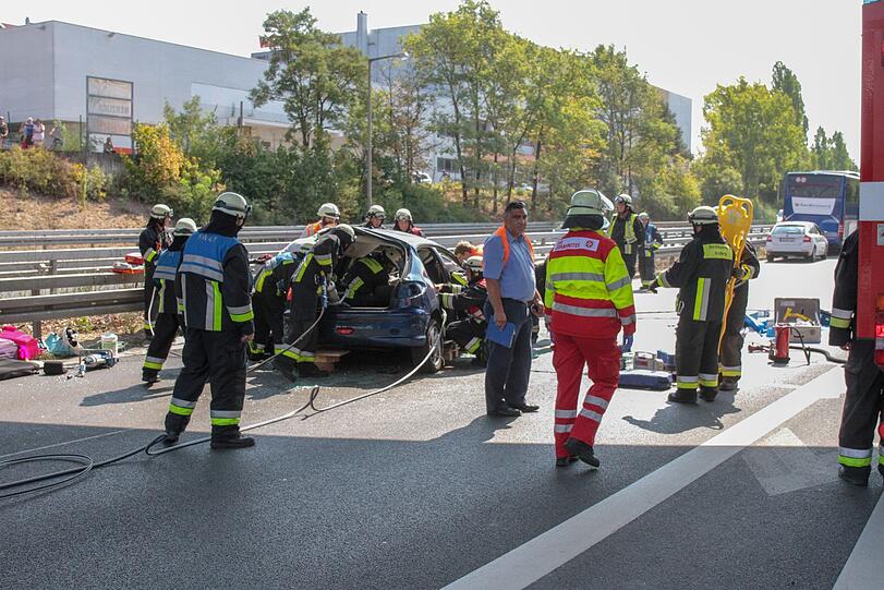 Der Pkw wurde komplett zerstört, sowohl die Fahrerin als auch der Fahrer erlitten schwere Verletzungen. Auch viele Insassen im Bus wurden verletzt. Die Bilder vom Unfallort auf der A73 bei Nürnberg.