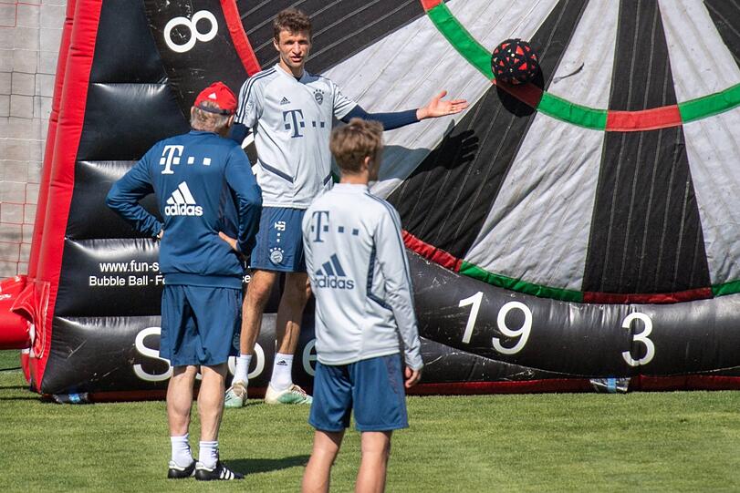 Die Bayern-Stars durften sich am Donnerstag beim Fußball-Darts beweisen - und hatten sichtlich Spaß.