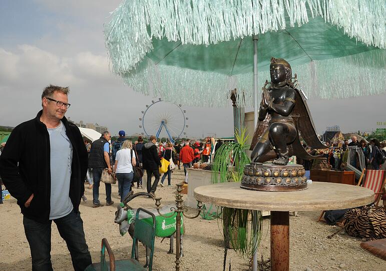Bayerns größter Flohmarkt. Am Samstag waren wieder über 20000 Schnäppchenjäger da! Wir zeigen die besten und kuriosesten Bilder!