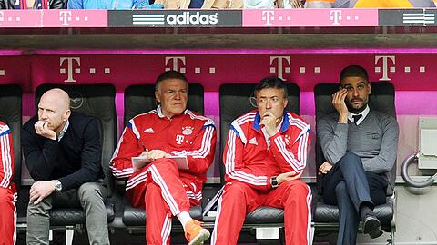 Die Stimmung auf der Bayern-Bank bei der Pleite gegen Augsburg: Irgendwo zwischen stinksauer (Matthias Sammer, l.) und teilnahmslos (Pep Guardiola, r.).