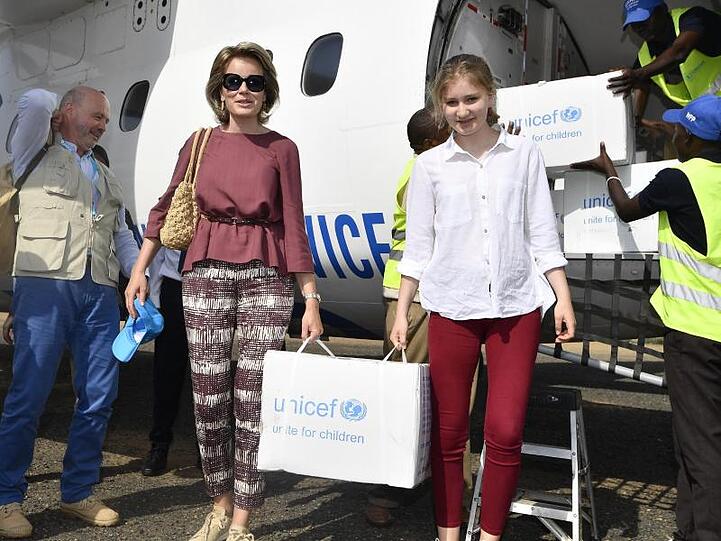 Königin Mathilde von Belgien und ihre Tochter Kronprinzessin Elisabeth besuchten vor wenigen Monaten das Flüchtlingslager Kakuma in Kenia und brachten Unicef-Hilfsgüter mit.