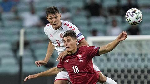 Stürmerstar Patrik Schick (r) schied mit Tschechien im EM-Viertelfinale aus.