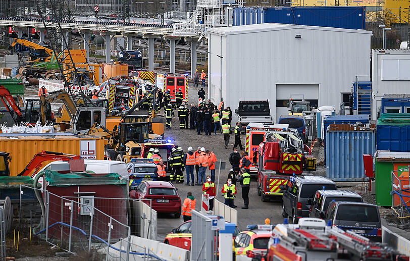 Ein Großaufgebot von Polizei und Feuerwehr sind vor Ort.