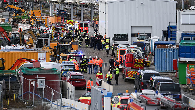 Ein Großaufgebot von Polizei und Feuerwehr sind vor Ort.