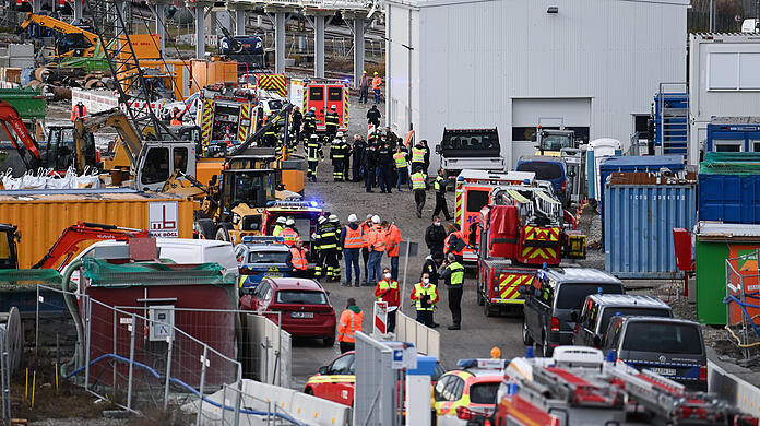 Ein Großaufgebot von Polizei und Feuerwehr sind vor Ort.