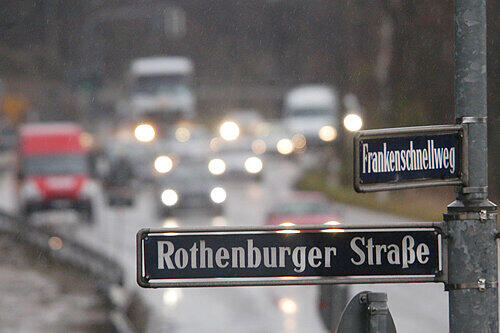 Der Frankenschnellweg von Süden: Auf Höhe des Heizkraftwerks soll er unter einem Lärmschutzdeckel verschwinden. Anwohner wollen, dass dieser nach Süden verlängert wird.