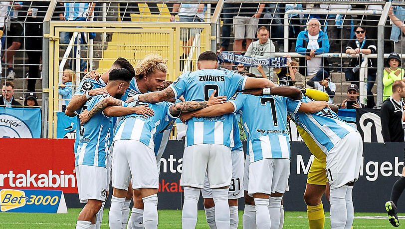 Wie ein Team aufgetreten und Dresden ins Wanken gebracht, aber nicht umgestoßen: die Löwen um Kapitän Verlaat (3.v.l.).  Foto: imago