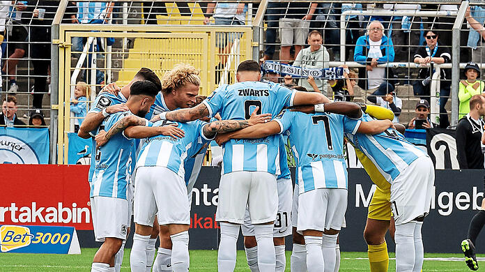 Wie ein Team aufgetreten und Dresden ins Wanken gebracht, aber nicht umgestoßen: die Löwen um Kapitän Verlaat (3.v.l.).  Foto: imago