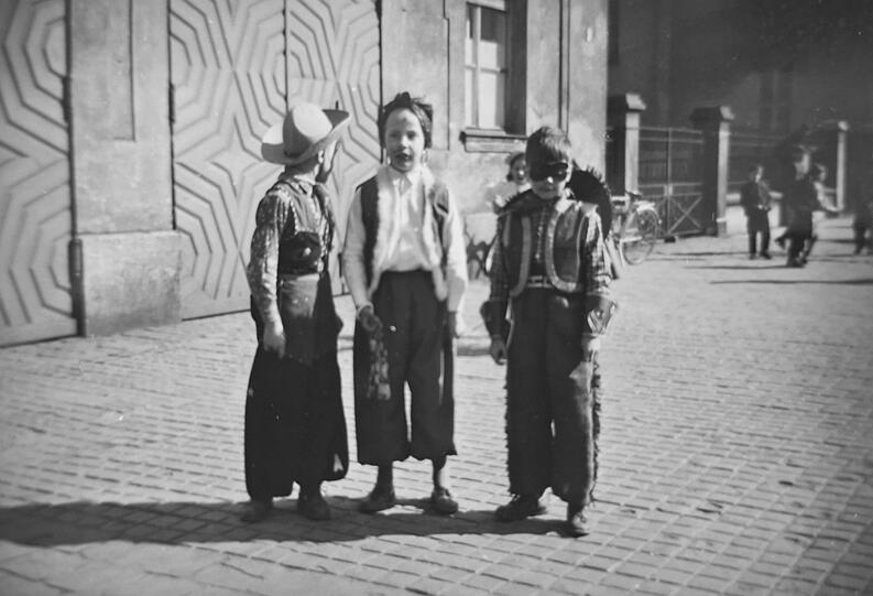 Der Ausstellungsmacher und Autor der Ausstellung im Fasching 1956 oder 57 als "Cowboy mit Zorro-Maske" vor dem "Feuer- und Spritzenhaus (heute Kindergarten) an der Ecke Schloß-/Kirchenstraße.