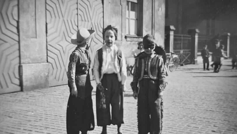 Der Ausstellungsmacher und Autor der Ausstellung im Fasching 1956 oder 57 als "Cowboy mit Zorro-Maske" vor dem "Feuer- und Spritzenhaus (heute Kindergarten) an der Ecke Schloß-/Kirchenstraße. Der Ausstellungsmacher und Autor der Ausstellung im Fasching 1956 oder 57 als "Cowboy mit Zorro-Maske" vor dem "Feuer- und Spritzenhaus (heute Kindergarten) an der Ecke Schloß-/Kirchenstraße.