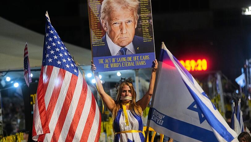 Der Heilsbringer: Eine Frau hält ein Schild mit einem Bild des US-Präsidenten Trump während einer Kundgebung zur Unterstützung der von der Hamas entführten Geiseln auf einem Platz, der als Geiselplatz bekannt ist, vor der erwarteten Freilassung der im Gazastreifen festgehaltenen Geiseln.