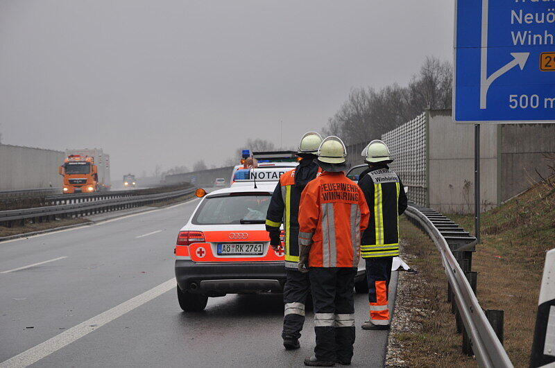 Vermutlich aufgrund einer Panne stieg ein Fahrer auf der A94 aus seinem Auto aus und wurde von einem herankommenden Lkw erfasst. Er starb an der Unfallstelle.