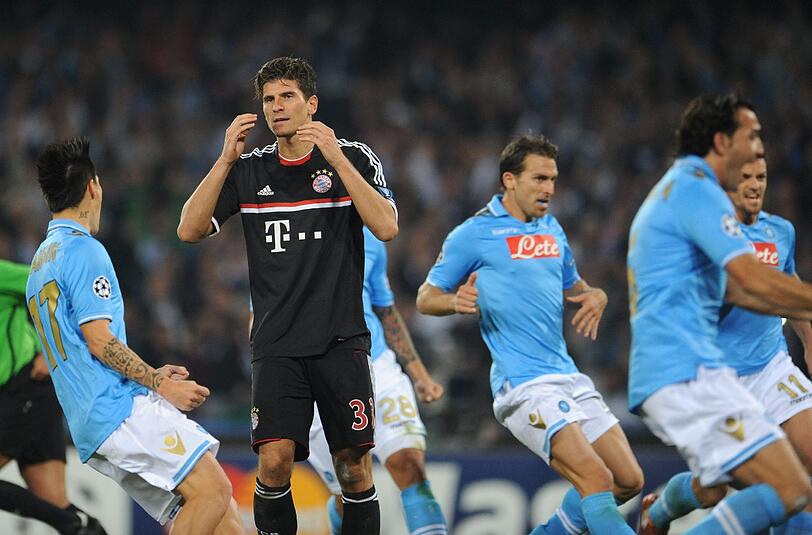 MARIO GOMEZ: Einfach ohne Glück. Seine Schussversuche aus der Distanz fanden das Tor nicht, de Sanctis hielt seinen erschreckend schwach geschossenen Elfmeter. Ob er durch den Laserpointer irritiert wurde? Note 5