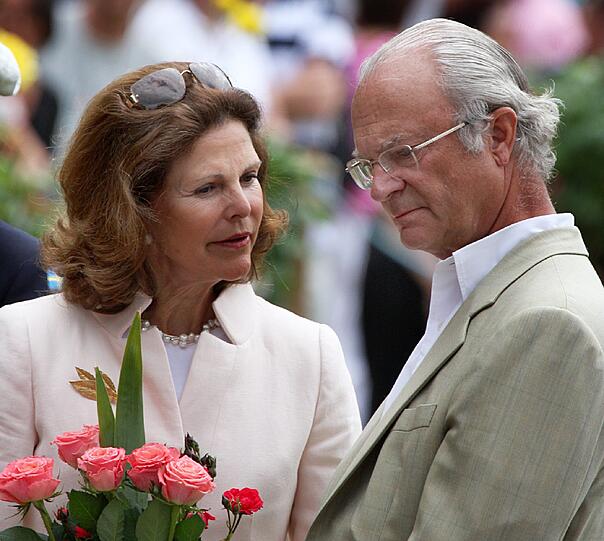 2011 ereilt das schwedische Königspaar ein derber Rückschlag, als Carl Gustaf  eine Affäre und Kontakte ins Rotlichtmilieu nachgesagt werden.