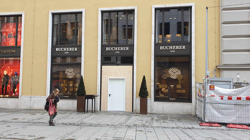 Recht provisorisch: Die Eingangstür des Juweliers in der Residenzstraße am Dienstag.