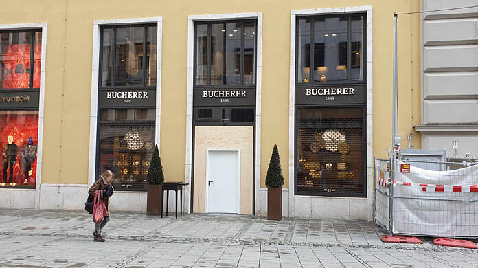 Recht provisorisch: Die Eingangstür des Juweliers in der Residenzstraße am Dienstag.