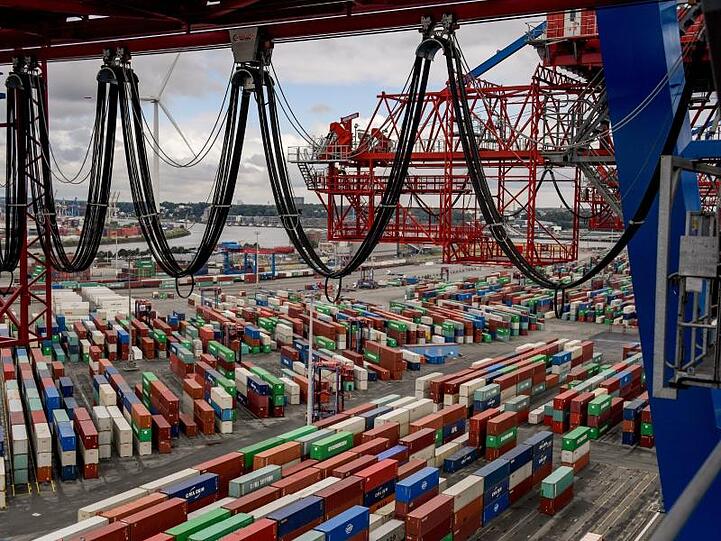 Container liegen zur Abfertigung am Containerterminal im Hamburger Hafen.