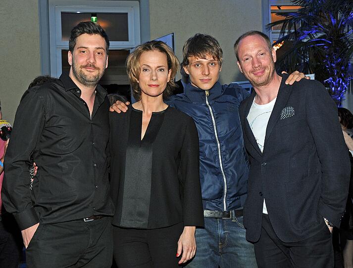 Regisseur Stefan Schaller (l-r), Claudia Michelsen, Merlin Rose und Johann von Bülow, Darsteller im Film "Aus der Haut".