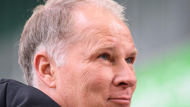 Stefan Reuter, Manager des FC Augsburg, steht in der Arena.