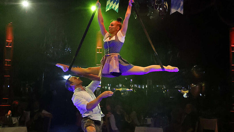 Die Künstler verzauberten mit ihren artistischen Darbietungen – die sie in Angermaier-Tracht absolvierten - an Seilen, in der Luft, auf Rollschuhen oder an der Poledance-Stange Die Künstler verzauberten mit ihren artistischen Darbietungen – die sie in Angermaier-Tracht absolvierten - an Seilen, in der Luft, auf Rollschuhen oder an der Poledance-Stange