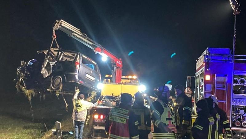 Nach einem Unfall mit fünf Toten auf der Bundesstraße 253 bei Fritzlar wird ein Autowrack geborgen. Nach einem Unfall mit fünf Toten auf der Bundesstraße 253 bei Fritzlar wird ein Autowrack geborgen.