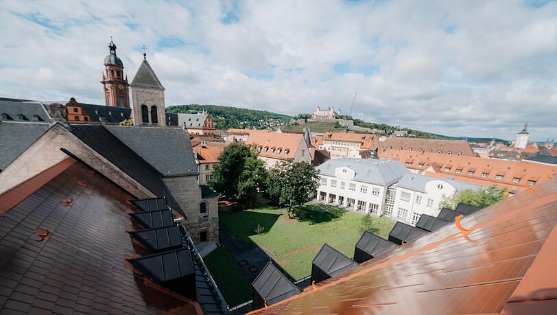20.000 rote Solarziegel zieren das Klosterdach. 20.000 rote Solarziegel zieren das Klosterdach.