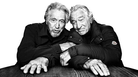Al Pacino (li.) und Robert De Niro werben mit ihrer Freundschaft für Winterjacken.