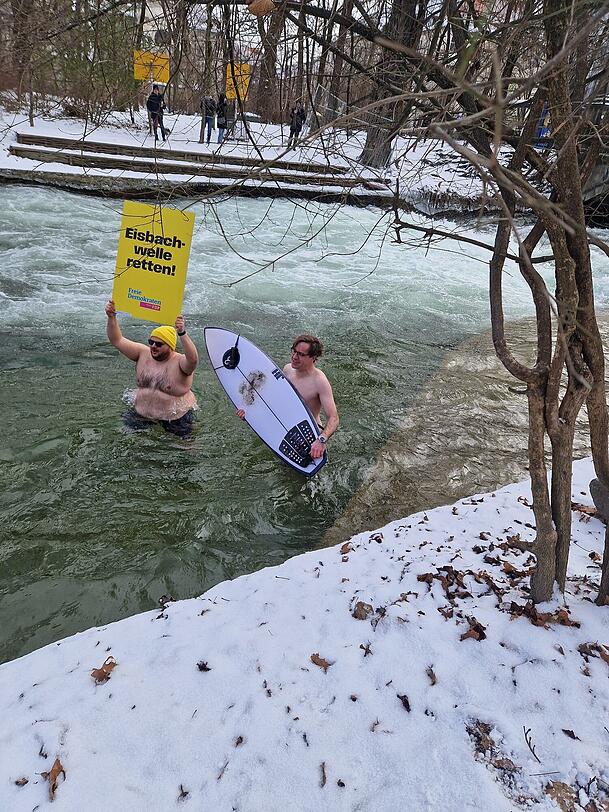 Eiskalter Wahlkampf: J&ouml;rg Hoffmann, OB-Kandidat der FDP (r.), und Felix Meyer, Spitzenkandidat der Jungen Liberalen, steigen f&uuml;r die Eisbachwelle ins eisige Wasser.