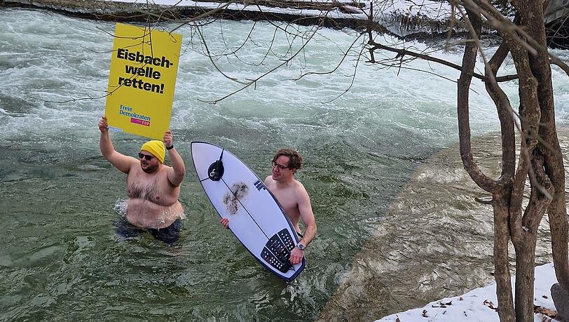 Eiskalter Wahlkampf: J&ouml;rg Hoffmann, OB-Kandidat der FDP (r.), und Felix Meyer, Spitzenkandidat der Jungen Liberalen, steigen f&uuml;r die Eisbachwelle ins eisige Wasser.