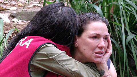 Simone Ballack wird von Mitcamperin Samira getr&ouml;stet.