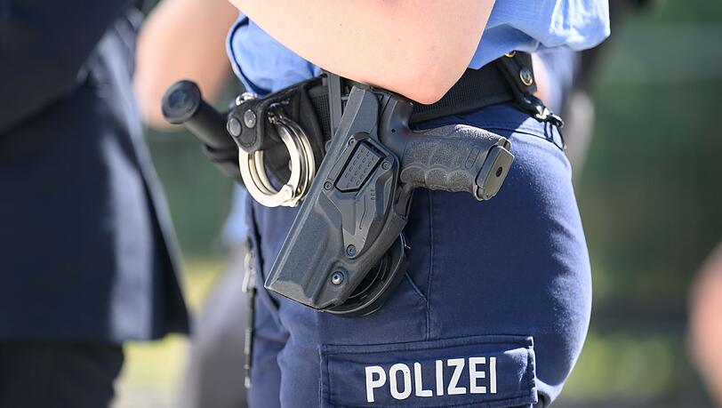 Die Polizei kann den 19-Jährigen später stellen. (Symbolbild) Die Polizei kann den 19-Jährigen später stellen. (Symbolbild)
