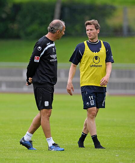 Trainer Reiner Maurer im Gespräch mit Benny Lauth.