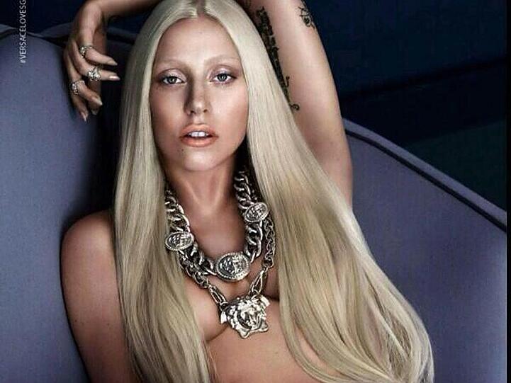 Lady Gaga posiert für Versace